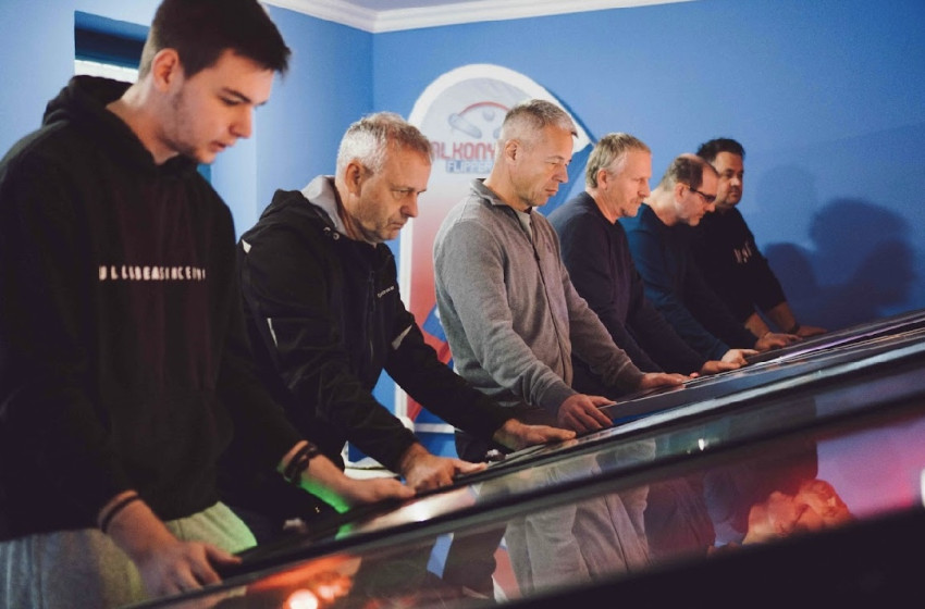 Pörögtek a golyók a csornai flipperversenyen