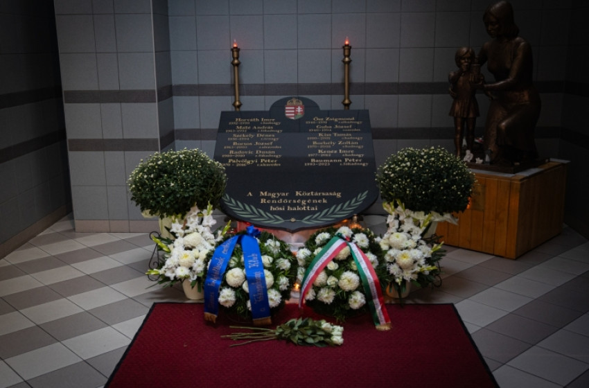 Halottak napja alkalmából a rendőrség hősi halottaira emlékeztek