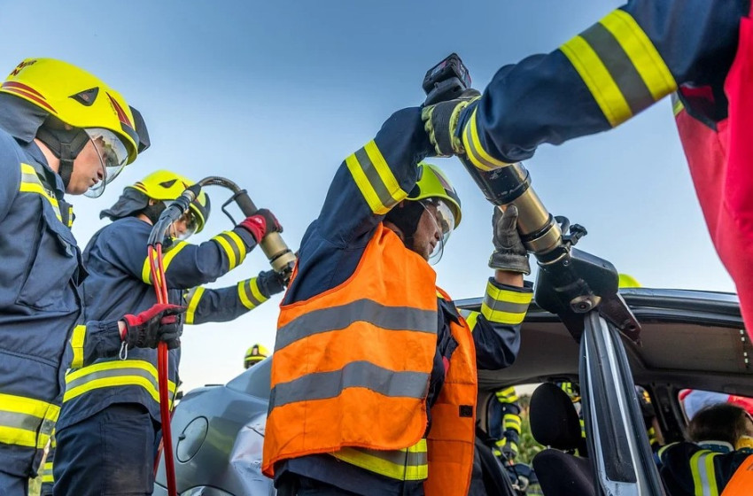 Összeütközött, felborult, lángra kapott, és az árokba sodródott