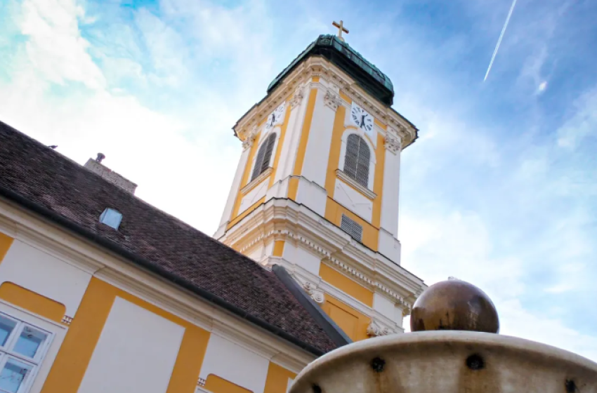 A csornai premontrei apátság meghitt adventi programokkal készül