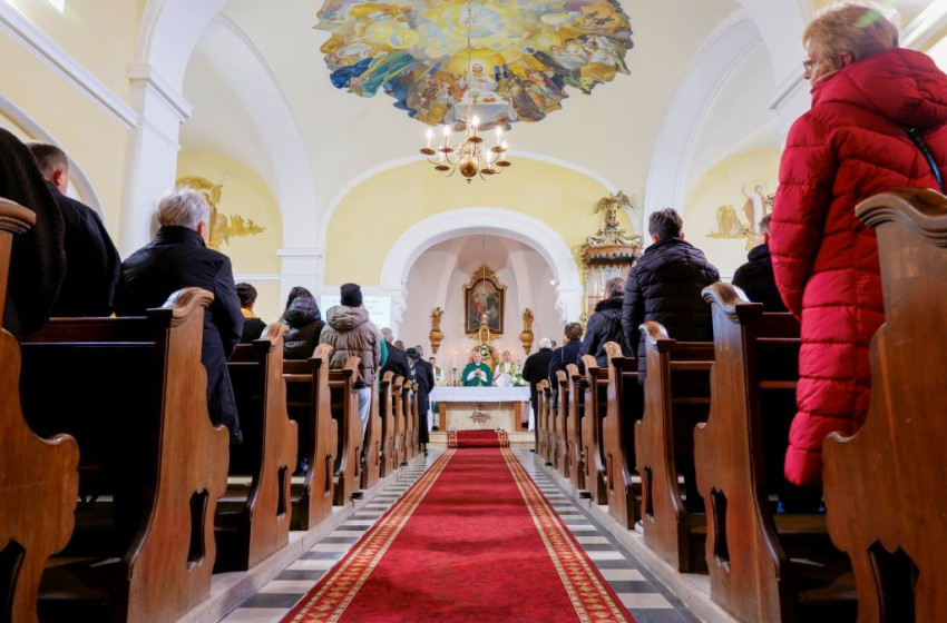 Harangmegáldás és Boldog Batthyány-Strattmann László ereklye az Egyedi Szentháromság-templomban