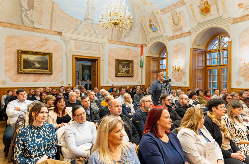 Civil pályázatokról tartottak tájékoztatót Csornán