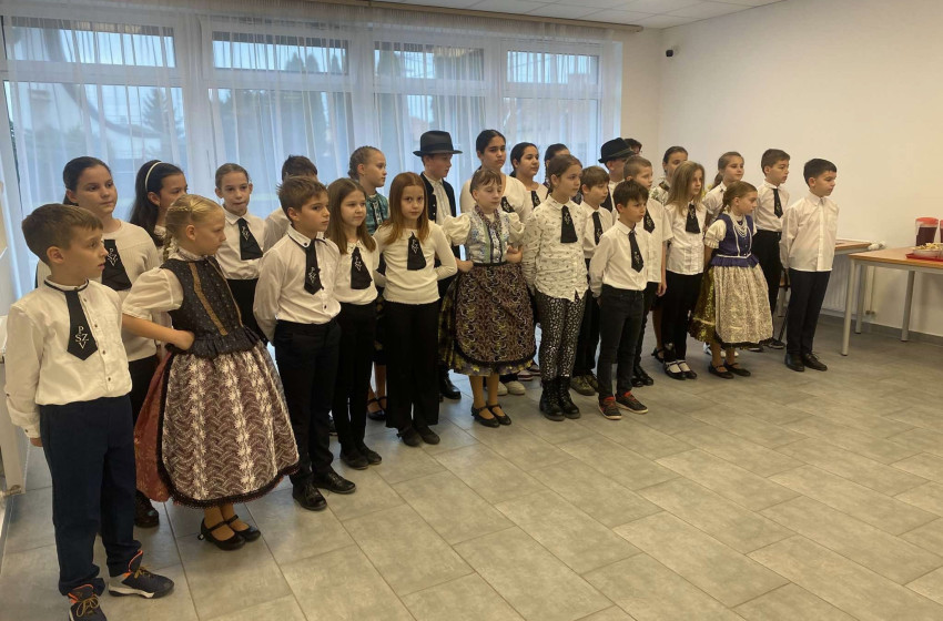 Tánccal csaltak mosolyt az idősek arcára a Rábaközben