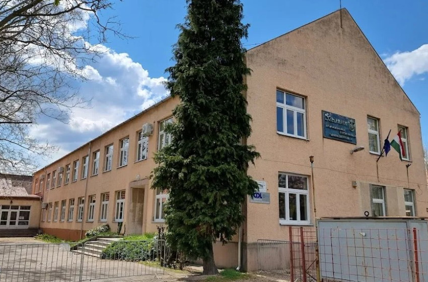 A szülők már 6 évvel ezelőtt jelezték, hogy valami nem stimmel azzal a komáromi tanárral, aki igazgatóként az osztályteremben közösült az egyik diákkal