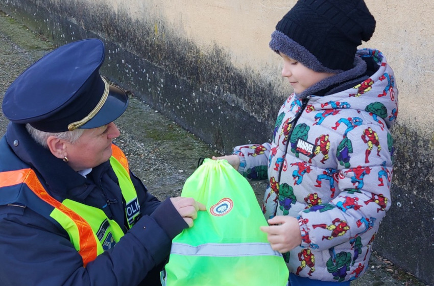 Rendőrautóval érkezett az óvodába Marci