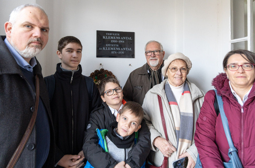 Emléktábla-avatás Csornán: Tisztelgés Klemens Antal és fia előtt