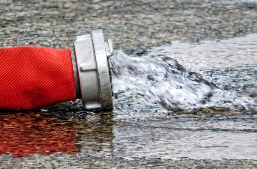 Kapuváron tűzifa kapott lángra, Csornán egy kisteherautó