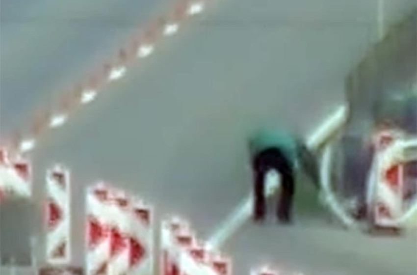 Egy autós megállt az M85-ösön, besétált egy terelésbe, majd simogatni kezdte a szalagkorlátot - videó 