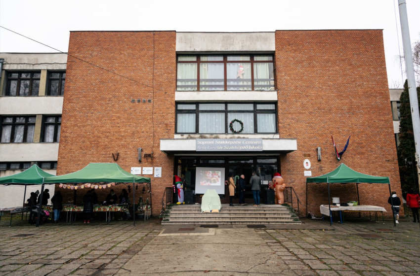 Advent és törődés a Berg Iskola udvarán