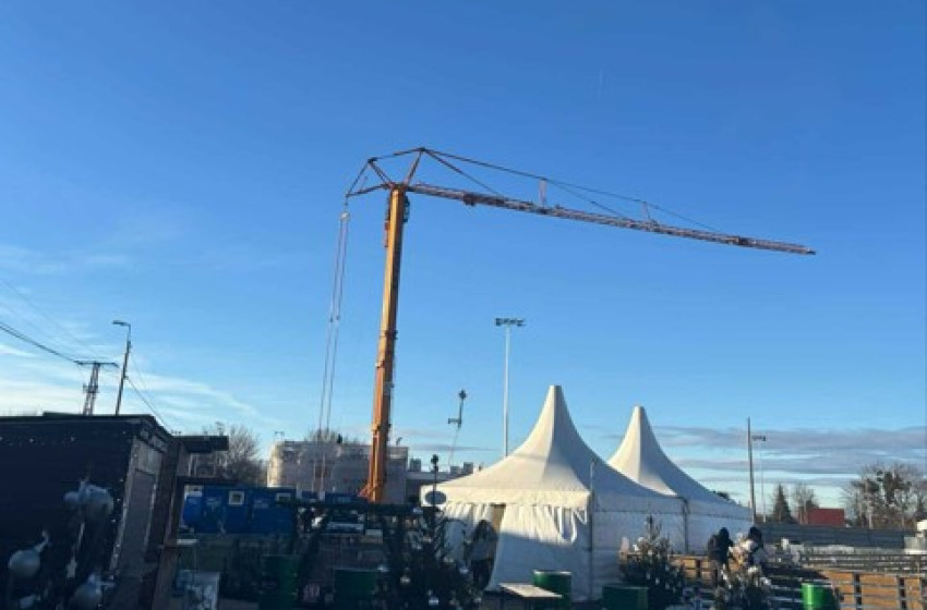 Daru dolgozik az új csornai tekepálya építésén