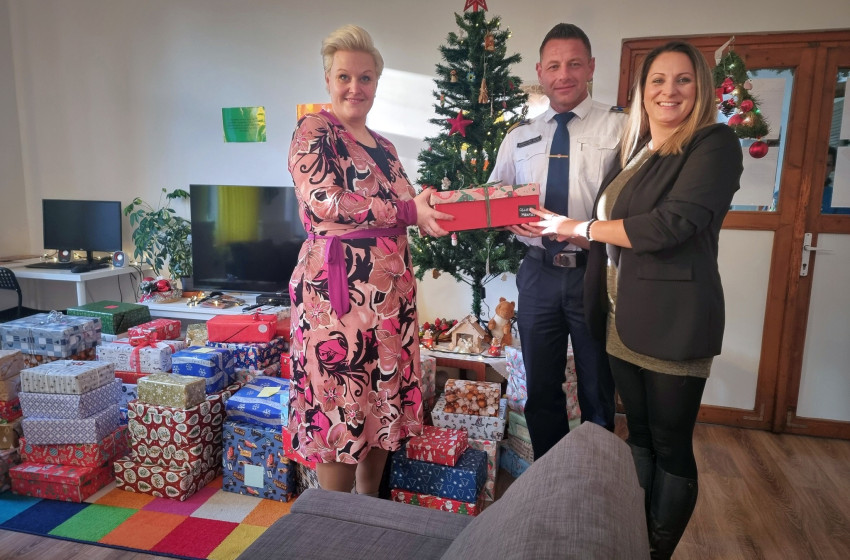 Cipősdoboznyi szeretet Csornán: A rászorulók karácsonyát szépítették a rendőrök