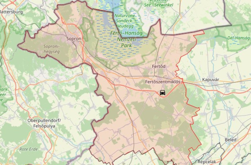 Szalagkorlátnak hajtott egy autó az M85-ösön