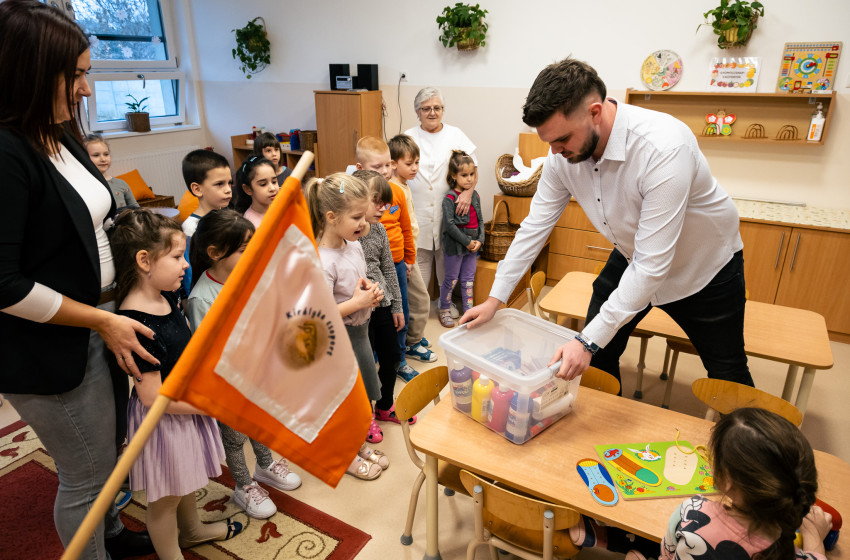 Fodrászok, barberek összefogásából új eszközökkel gazdagodott a kapuvári ovi