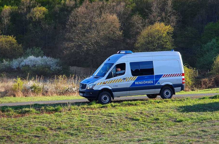 Szökésben van a férfi, aki házastársaként élt 13 éves lányával