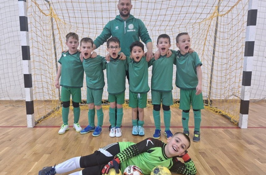 Csornai SE U8: Kis lábak, nagy sikerek a téli futsal tornán