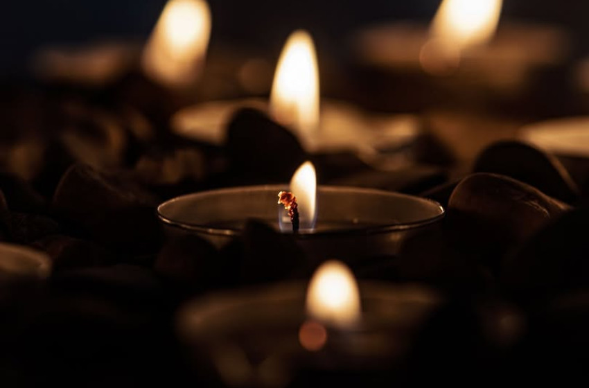 Tragédia: Gyermekével a karjában lépett a vonat elé egy nő Győrben