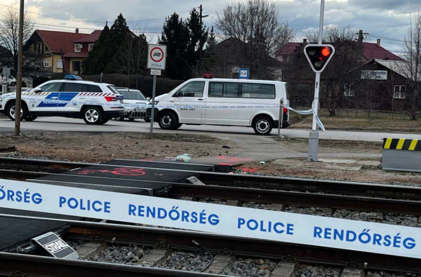 Gyógyíthatatlan beteg kisfiával lépett a vonat elé Győrnél a családanya: mindketten meghaltak