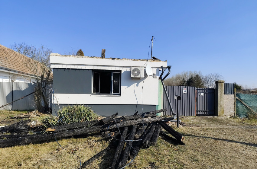 Teljesen leégett egy családi ház Győrsövényházán – Segítségre van szükség 