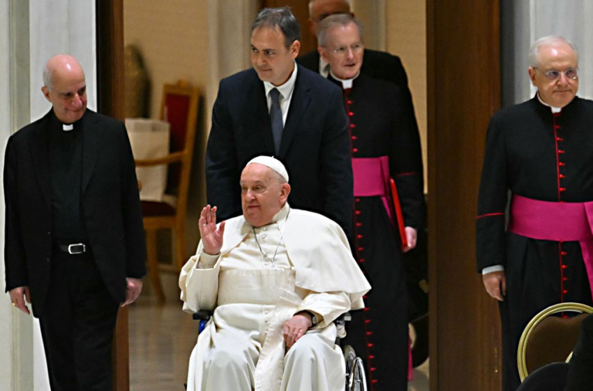 Vatikán: enyhe veseelégtelenség jelent meg Ferenc pápánál, továbbra is kritikus az állapota