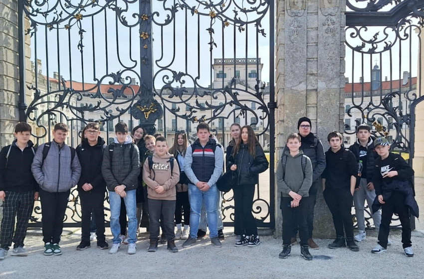 A kapuvári kisdiákok látogatása a fertődi Esterházy-kastélyban