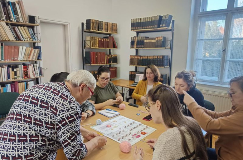 Új közösségi program indult a csornai könyvtárban: elstartolt a Horgoló Klub