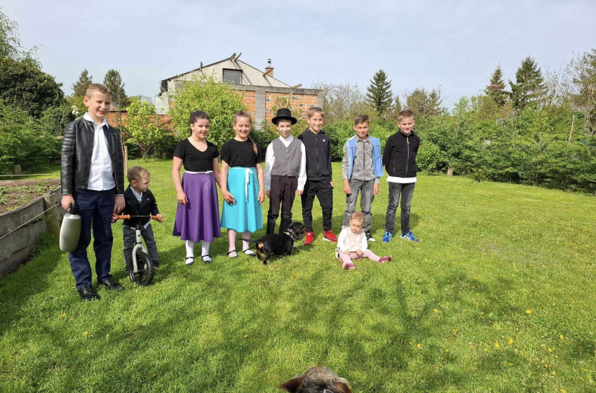 Éld a hagyományt – Húsvéti locsolkodás a Dr. Barsi Ernő Alapfokú Művészeti Iskola néptáncosainál