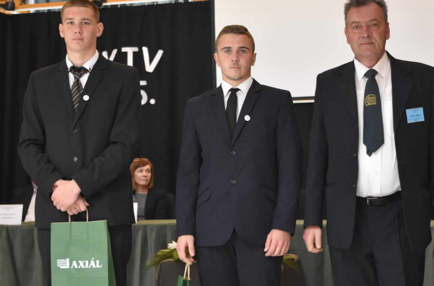 Dobogón a csornai Kisalföldi ASzC Csukás Zoltán Technikum diákja