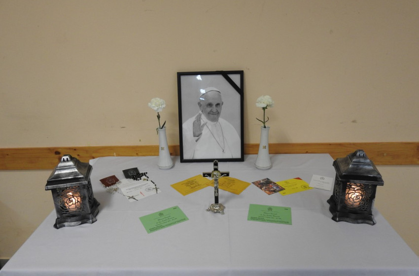 Ferenc pápa emléke előtt tisztelegtek a hívek Kapuváron