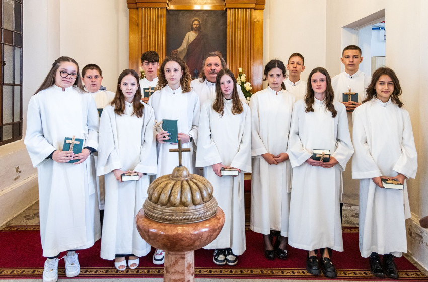 Tizenegy fiatal tett hitvallást a csornai evangélikus templomban 