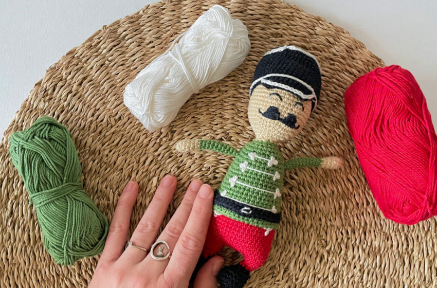 Horgolt mesevilág költözik a könyvtárba – különleges kiállítás nyílik Csornán