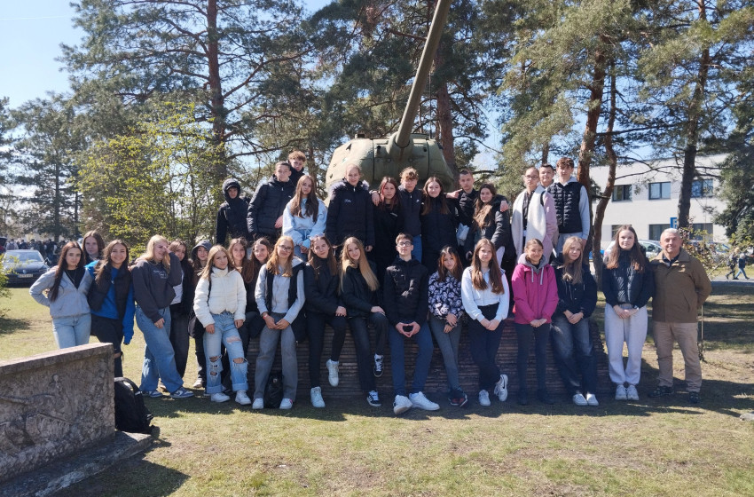 Hunyadisok a tatai laktanyában