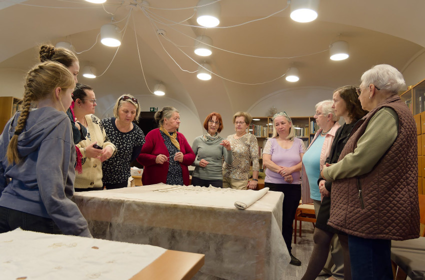 Aranyhímzés bemutató a Csornai Múzeumban – betekintés egy különleges népi hagyományba