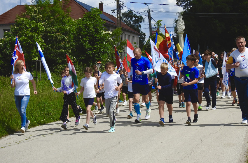 A Béke Futás Szanyba is megérkezett – mosolyok, mozgás és közös élmények a béke jegyében