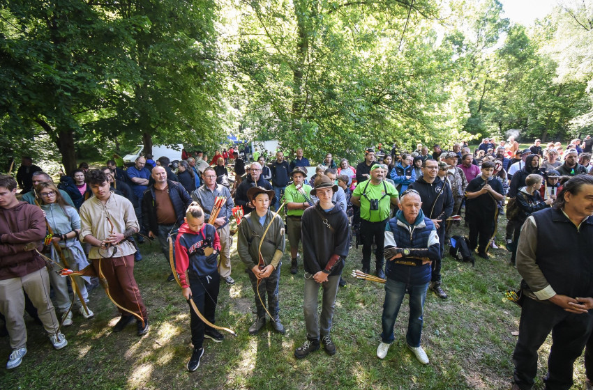 Öröm, hagyomány és pontosság a Vilmos parkban – több mint 200-an vettek részt a csornai öröm íjászversenyen
