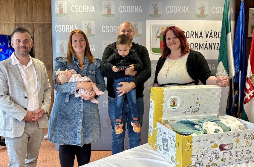 Baba-mama csomaggal köszöntötték az újszülötteket Csornán 