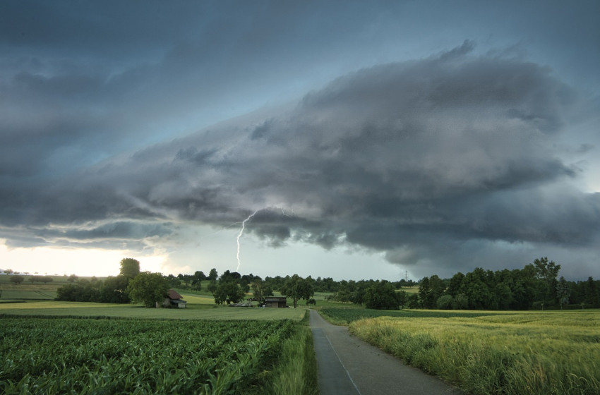 Zivatar moshatja el a hét második napját, az egész országra kiadták a figyelmeztetést