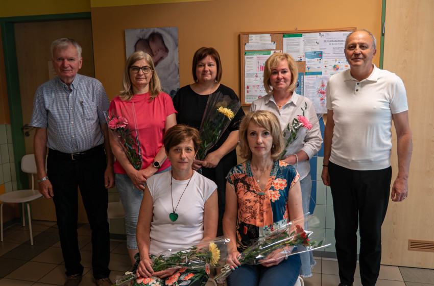 Virágokkal köszöntötték a kapuvári védőnőket a Védőnők Napján