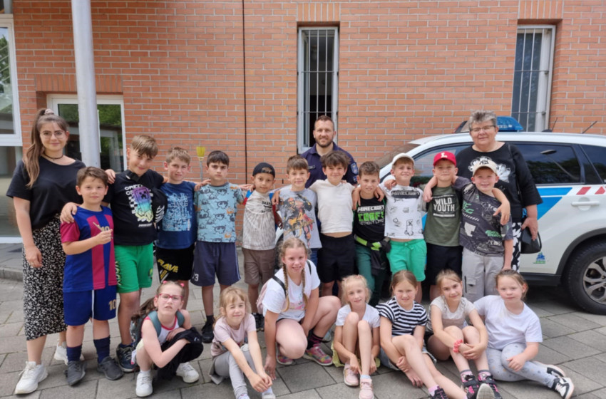 KEVE-program zárása: osli diákok látogatása a Kapuvári Rendőrkapitányságon