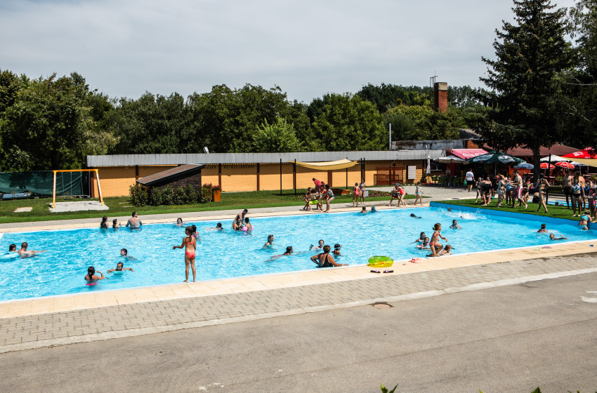 Megnyitotta kapuit a Kapuvári Strand - videó