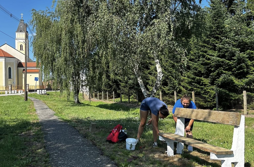 Megújulnak a közösség színei: Padfelújítás kezdődött Szil községben