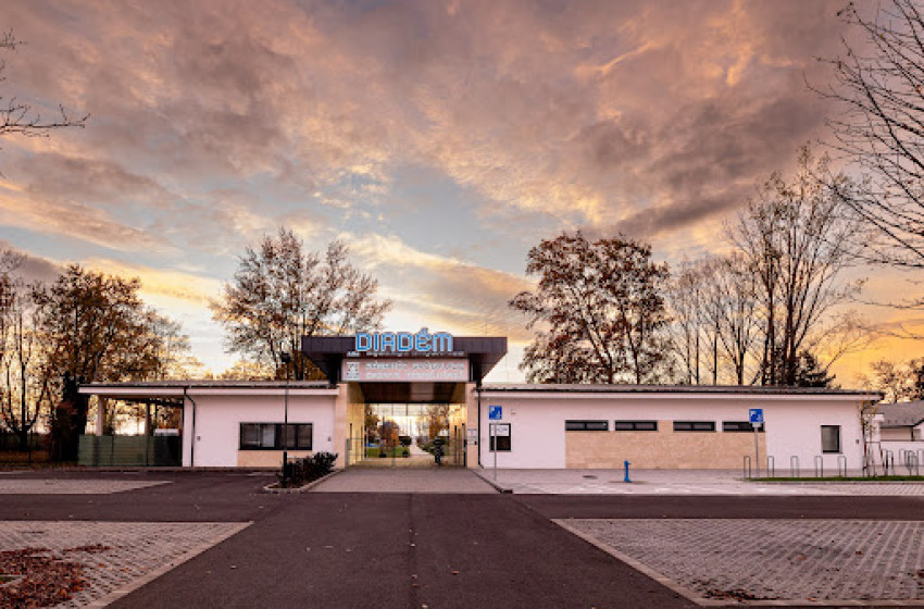 Éjszakai Csobbanás a Diadémban – Fürdőzés, Zene és Nyári Hangulat Július 26-án!