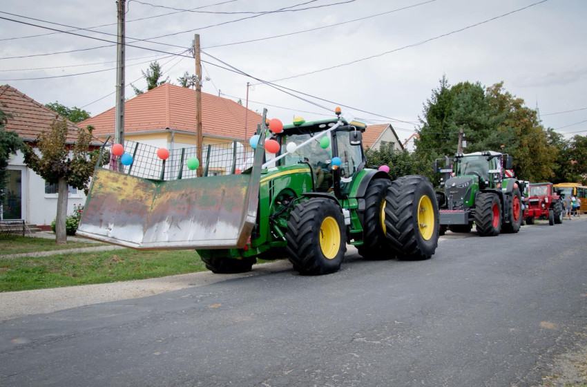  III. Traktoros felvonulás a magyarkeresztúri falunapon - videó