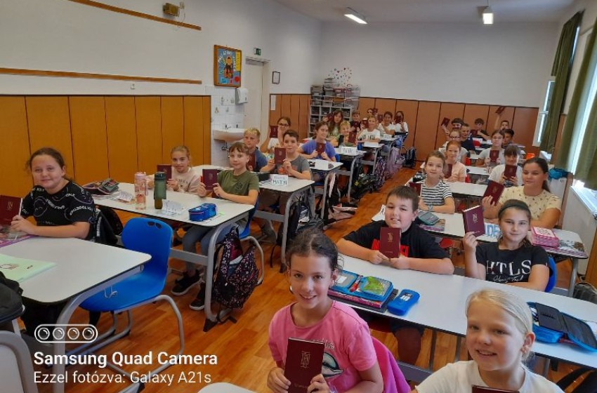 Újszövetséget kaptak a kapuvári Páli Szent Vince Iskola ötödikesei