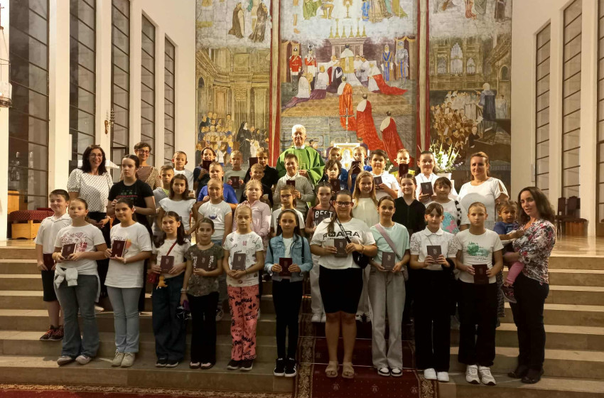 Szentírás-ajándékozás az ötödik osztályosoknak