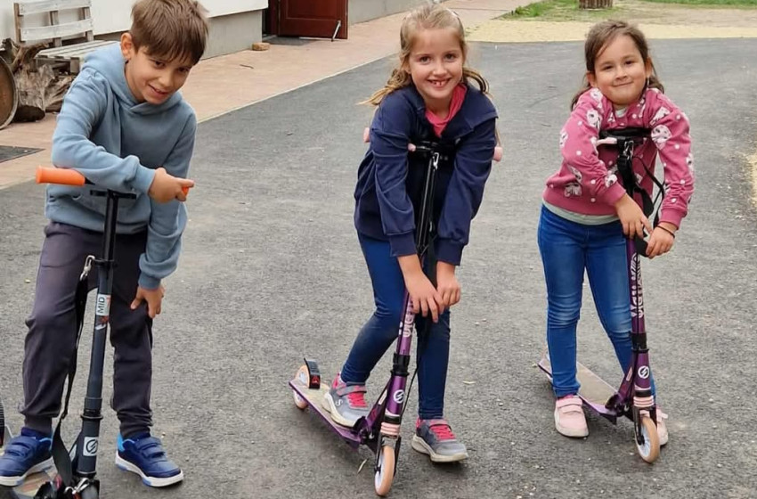 Autó helyett bicikli, roller és futás – Autómentes Nap a győrsövényházi iskolában