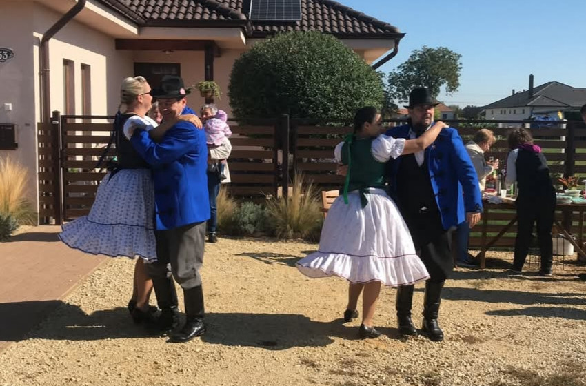 A Rábaköz Néptáncegyesület Farádon járt a szüreti felvonuláson