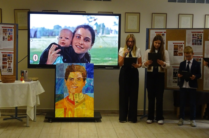 „Mindenki eredetinek születik, és mégis sokan fénymásolatként halnak meg.” – kiállításmegnyitó az II. Rákóczi Ferenc Általános Iskolában, Csornán