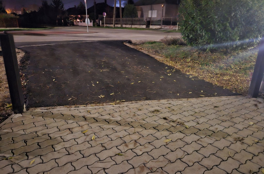 Megújult a templom előtti útszakasz Enesén – biztonságosabb és szebb lett a bejárat