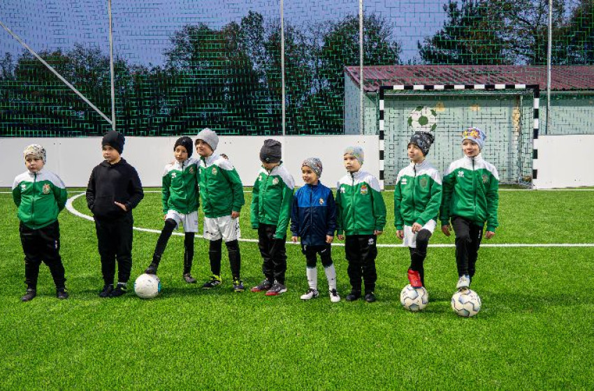 Új műfüves pálya épült Egyeden – a jövő focistáiért