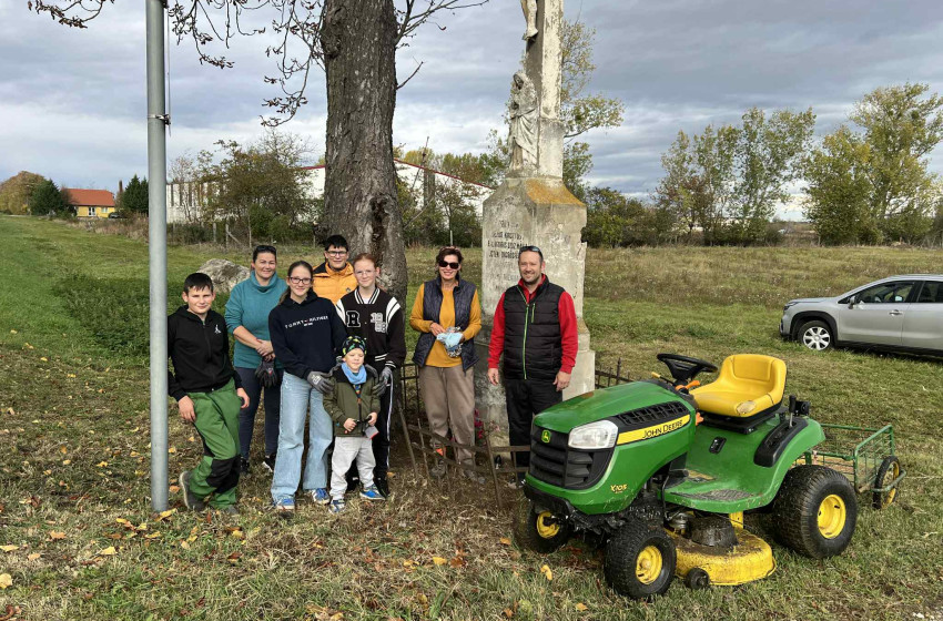 A 6.b osztály tanulói rendbe hozták az út menti kereszt környékét